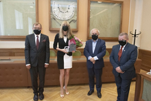 Zdjęcie wykonane w sali konferencyjnej. Na pierwszym planie stoją bok siebie, od lewej: Rektor AGH prof. Jerzy Lis, laureatka Edyta Stanek, prezes Fundacji dla AGH dr inż. Jerzy Kicki, prezes Stowarzyszenia Wychowanków AGH prof. Piotr Czaja. Usta i nosy st