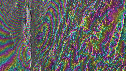 The picture shows an interferometric image, where individual elements are marked with various shades of red, green, and blue.