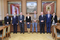 Grupa osób stoi w sali konferencyjnej, 6 mężczyzn, wśród nich dwie kobiety.