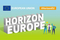 Grafika informacyjna. Tło delikatnie cieniowane: w górnej połowie w kolorze jasnoniebieskim, w dolnej - jasnozielone. W lewym górnym roku logotyp Unii Europejskiej (na granatowym tle 12 gwiazdek w kolorze żółtym ułożonych w okrąg). W prawym górnym roku napis w kolorze białym #HorizonEU.  W środkowej części plakatu ukośny dwuwersowy napis w kolorze białym HORIZON EUROPE. W prawym dolnym rogu trzy kolorowe postacie. Nad nimi mała żółta żarówka.