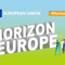 Grafika informacyjna. Tło delikatnie cieniowane: w górnej połowie w kolorze jasnoniebieskim, w dolnej - jasnozielone. W lewym górnym roku logotyp Unii Europejskiej (na granatowym tle 12 gwiazdek w kolorze żółtym ułożonych w okrąg). W prawym górnym roku napis w kolorze białym #HorizonEU.  W środkowej części plakatu ukośny dwuwersowy napis w kolorze białym HORIZON EUROPE. W prawym dolnym rogu trzy kolorowe postacie. Nad nimi mała żółta żarówka.