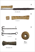The photo shows, among other things, from the top: a weaving sword with a longitudinal grindstone; at the bottom-right corner: a round, richly adorned spindle whorl.