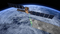 Grafika przedstawia satelitę, który przelatuje na orbicie Ziemi. Poruszający się satelita emituje w kierunku błękitnego globu falę radarową, oznaczoną symbolicznie kolorem zielonym. Fala pozostawia za sobą po prawej stronie radarowy obraz powierzchni terenu, który oznaczony jest symbolicznie na widocznym fragmencie kuli ziemskiej.